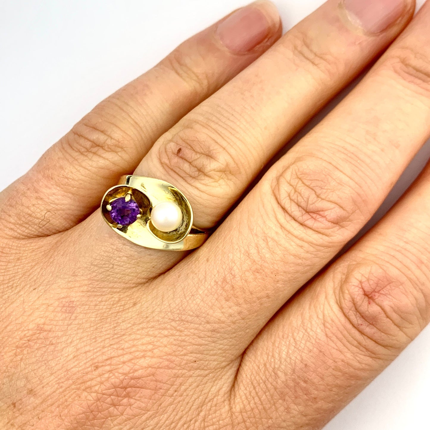 Vintage 14CT Gold Modernist Amethyst and Pearl Crossover Ring