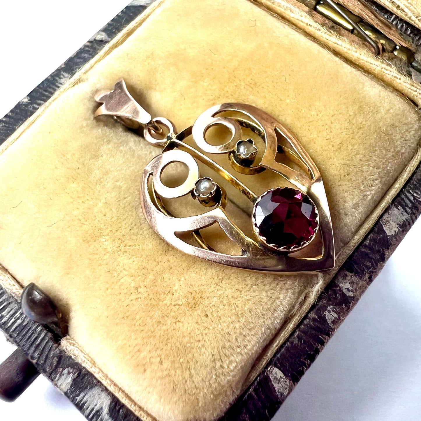 Edwardian 9CT Gold Heart Lavalier Pendant with Garnet and Pearls