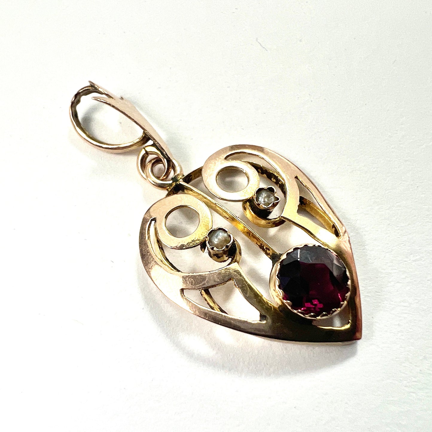 Edwardian 9CT Gold Heart Lavalier Pendant with Garnet and Pearls