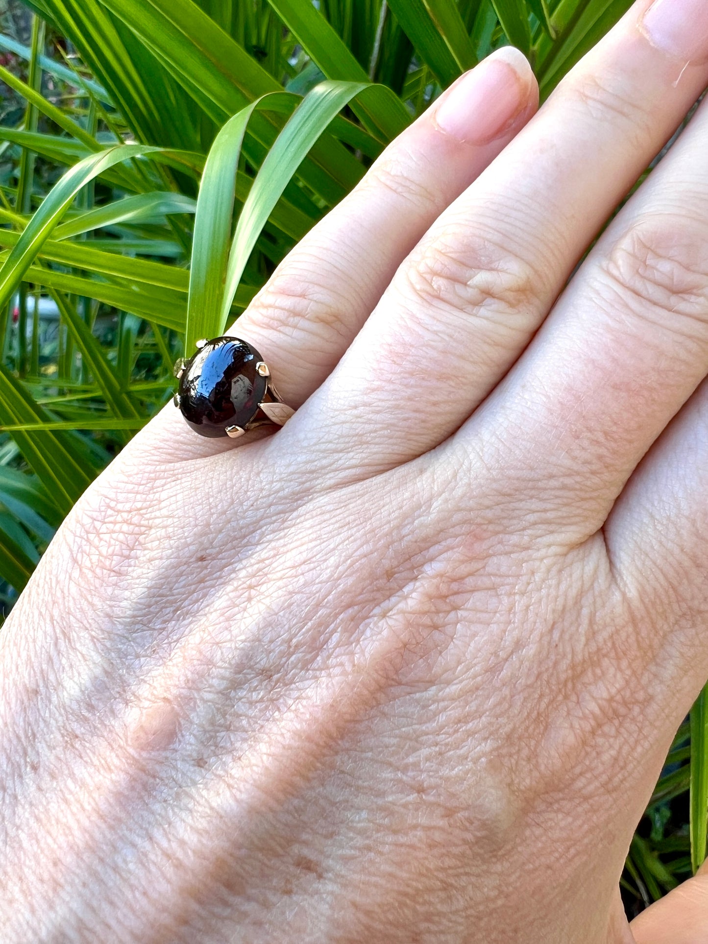 Vintage 9CT Gold Garnet Cabochon Ring