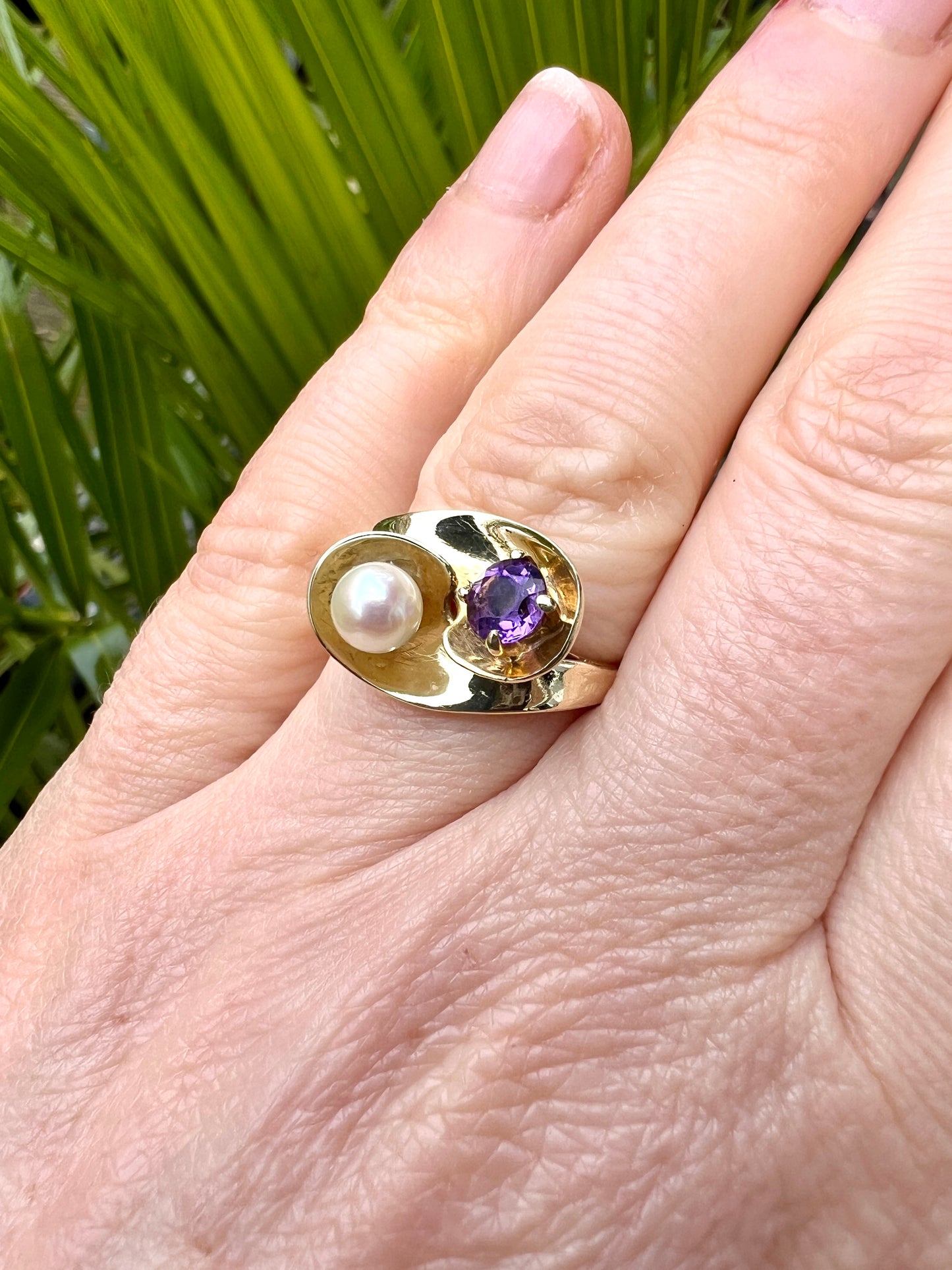 Vintage 14CT Gold Modernist Amethyst and Pearl Crossover Ring