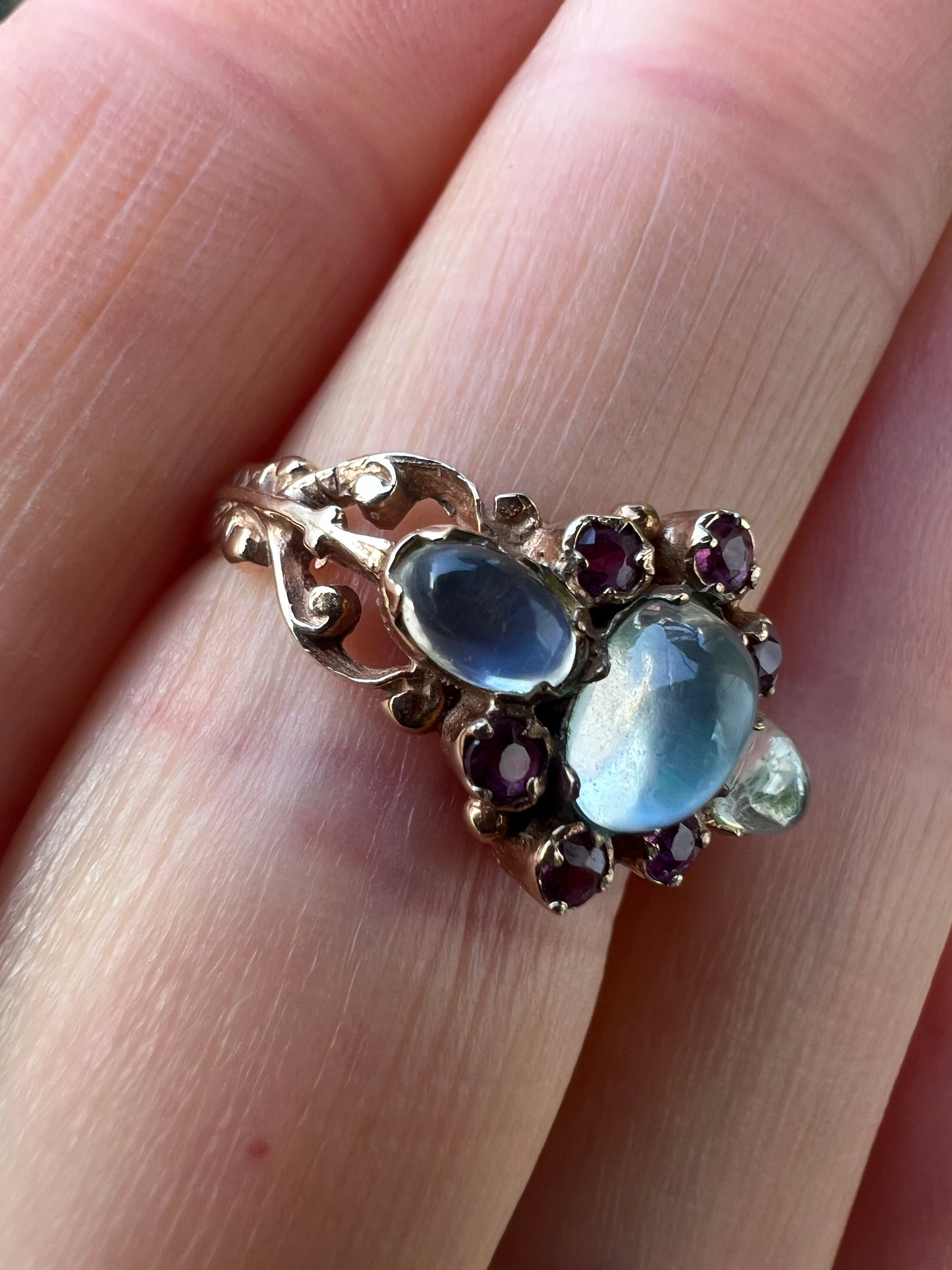 Vintage Sugarloaf Moonstone Ruby 9CT Gold Ring