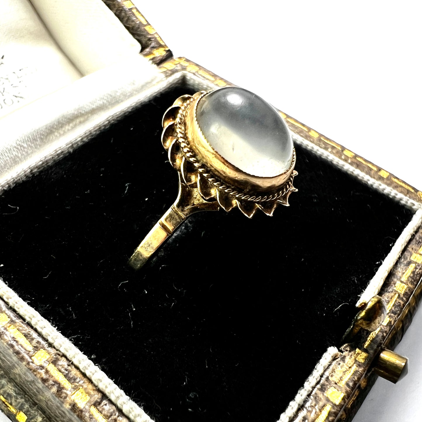 Vintage 9CT Gold Moonstone Cabochon Ring