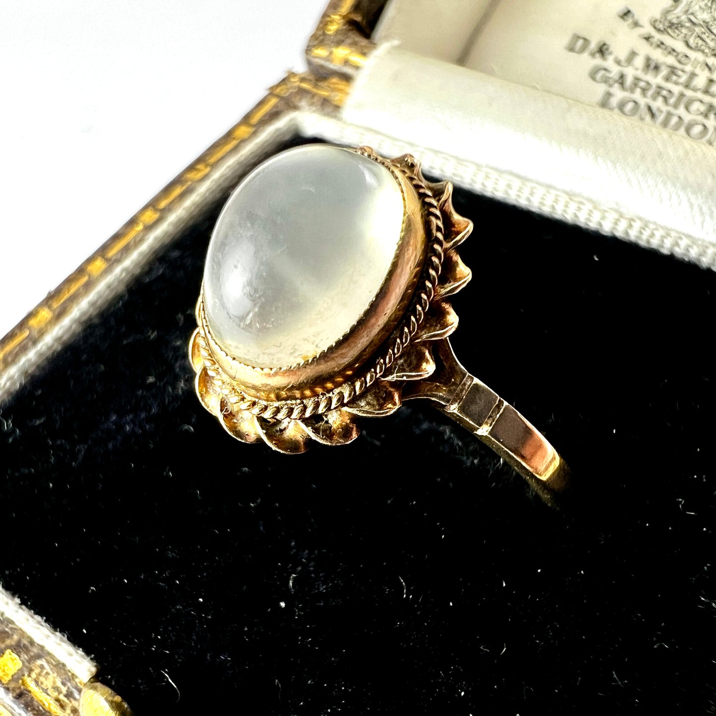 Vintage 9CT Gold Moonstone Cabochon Ring