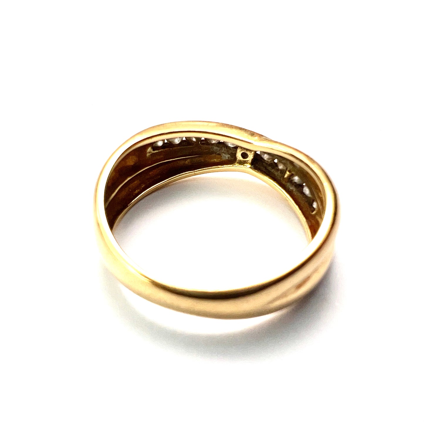 Vintage 18CT Gold Diamond Crossover Ring