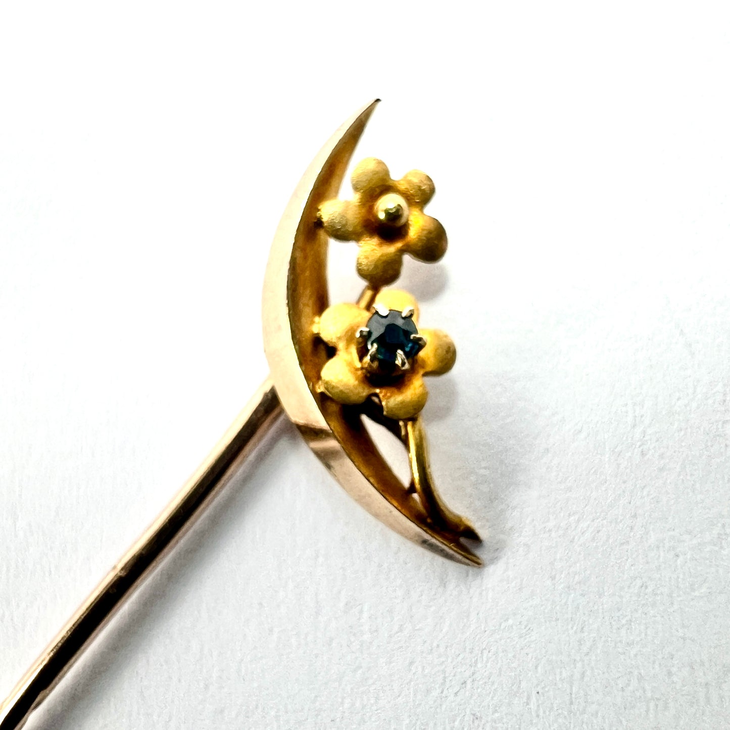 Edwardian 15CT Gold Crescent Moon and Flowers Stick Pin
