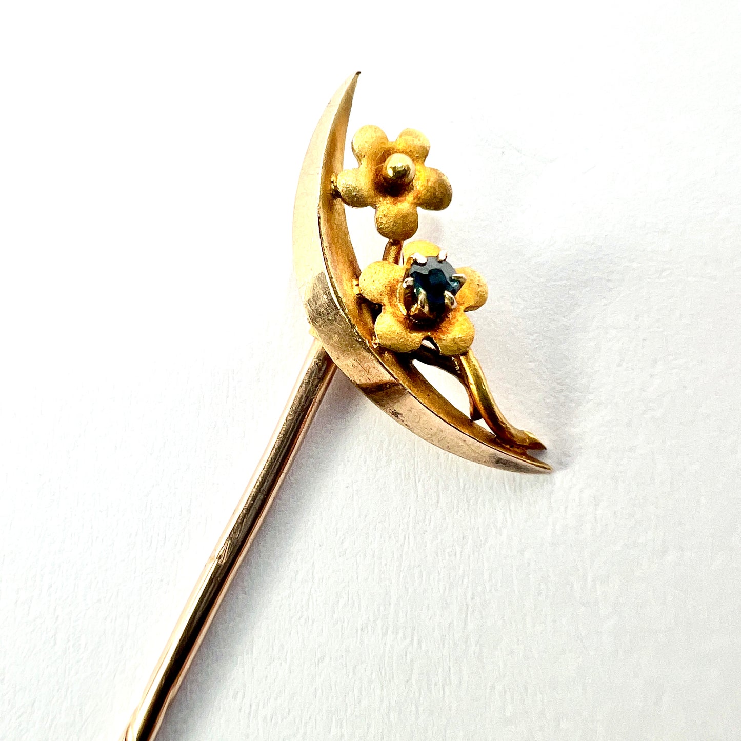 Edwardian 15CT Gold Crescent Moon and Flowers Stick Pin