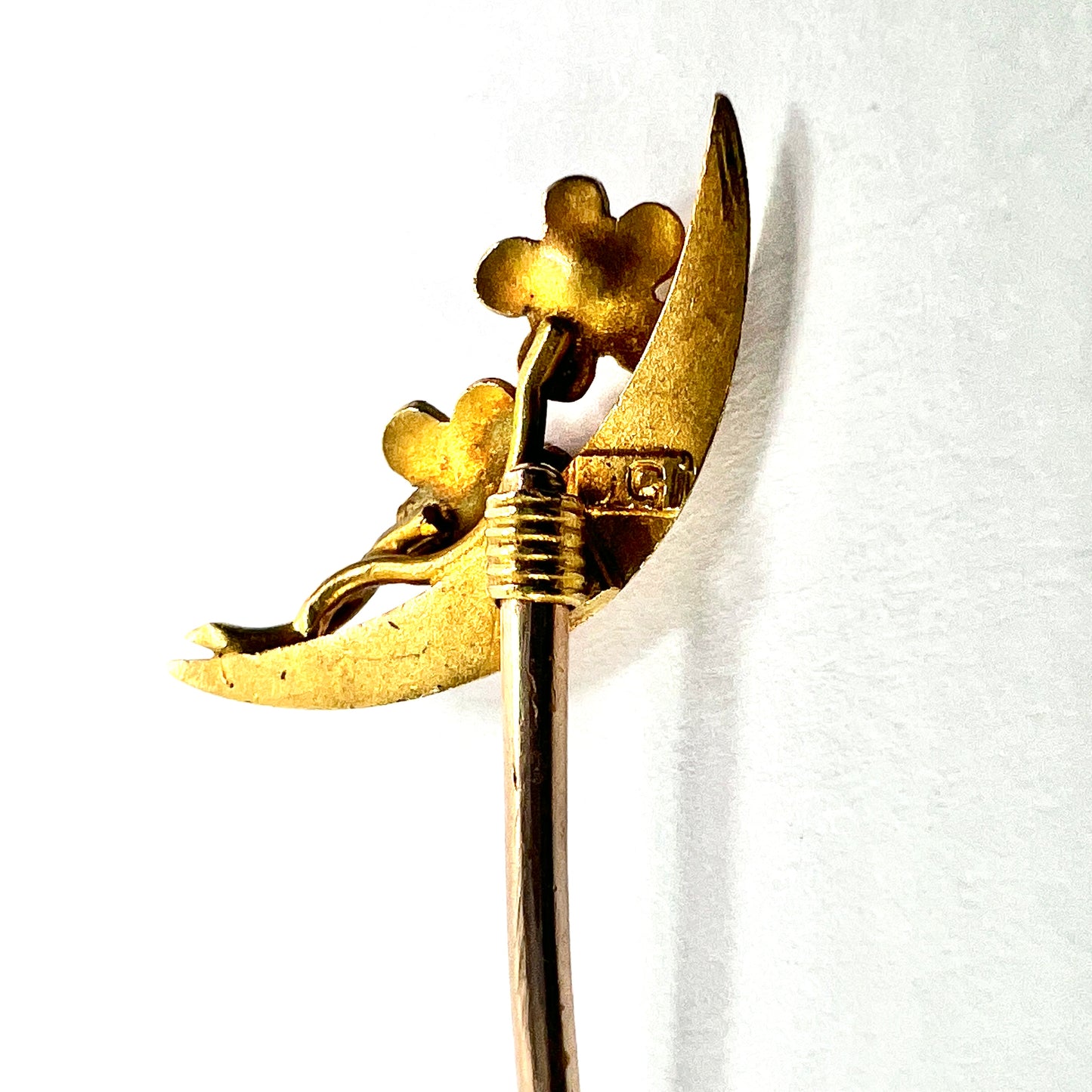 Edwardian 15CT Gold Crescent Moon and Flowers Stick Pin