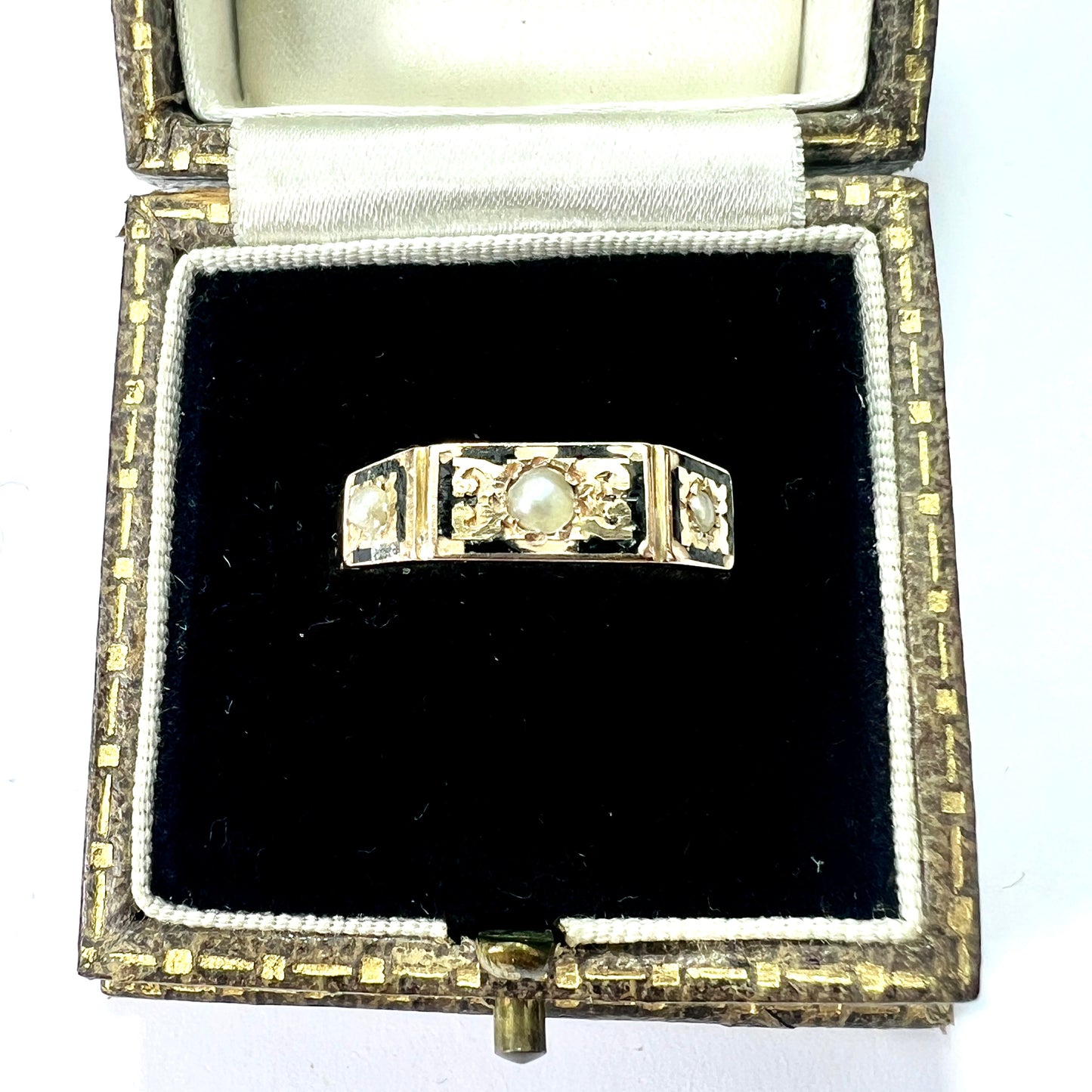 1873 Antique Victorian 15CT Gold Enamel Memorial Ring