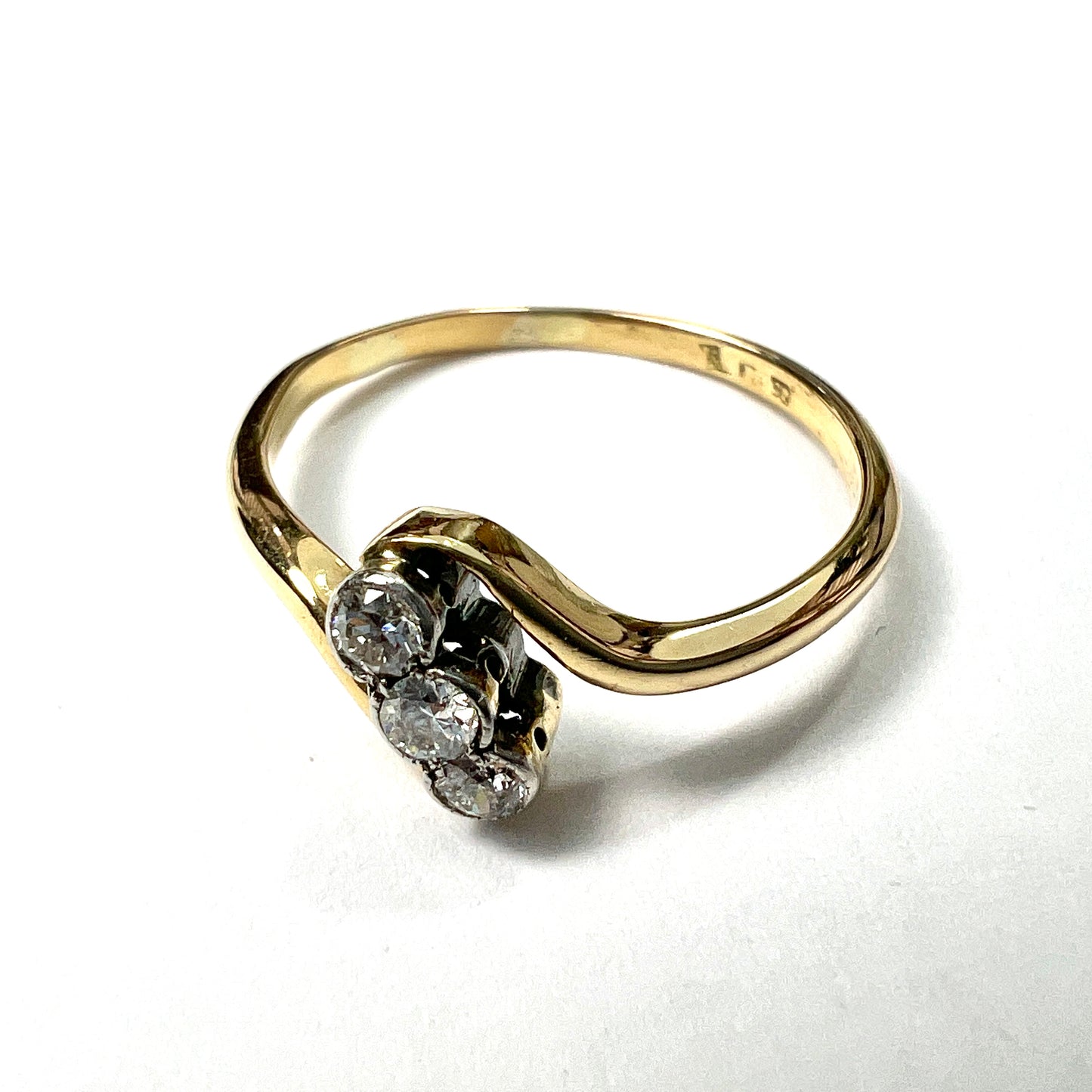 Vintage 18CT Gold Diamond Trilogy Ring