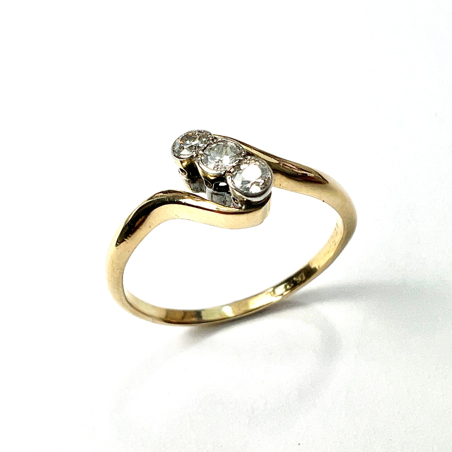 Vintage 18CT Gold Diamond Trilogy Ring