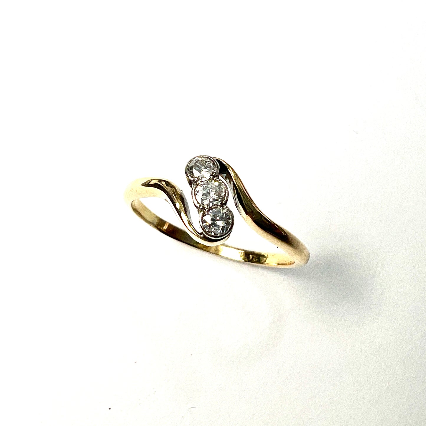 Vintage 18CT Gold Diamond Trilogy Ring