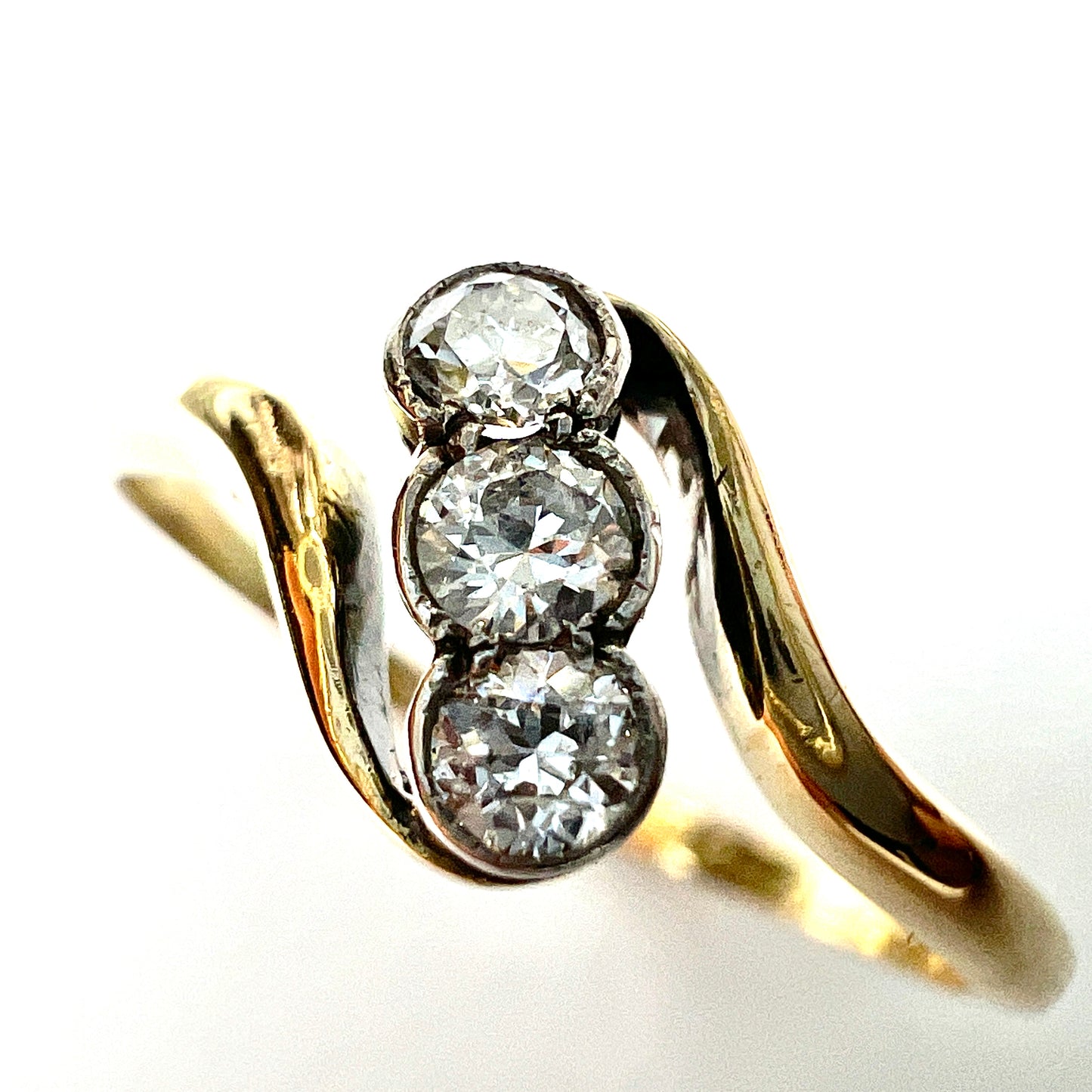 Vintage 18CT Gold Diamond Trilogy Ring