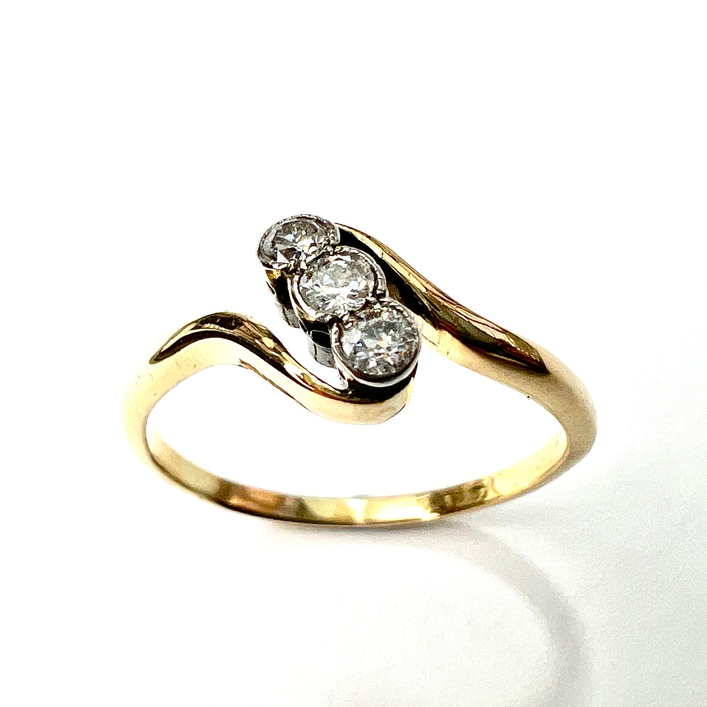 Vintage 18CT Gold Diamond Trilogy Ring
