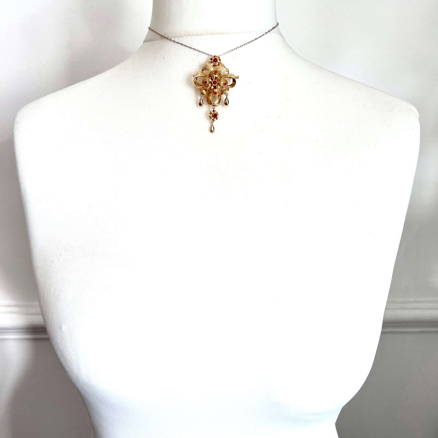 Art Deco Era Coral 18CT Gold Drop Pendant / Brooch
