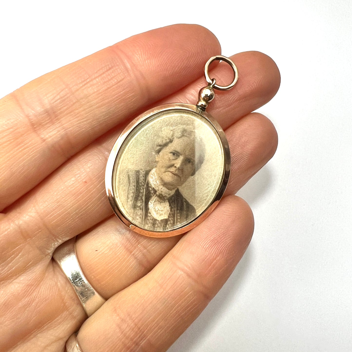 Edwardian 9CT Gold Top Screw Locket Pendant