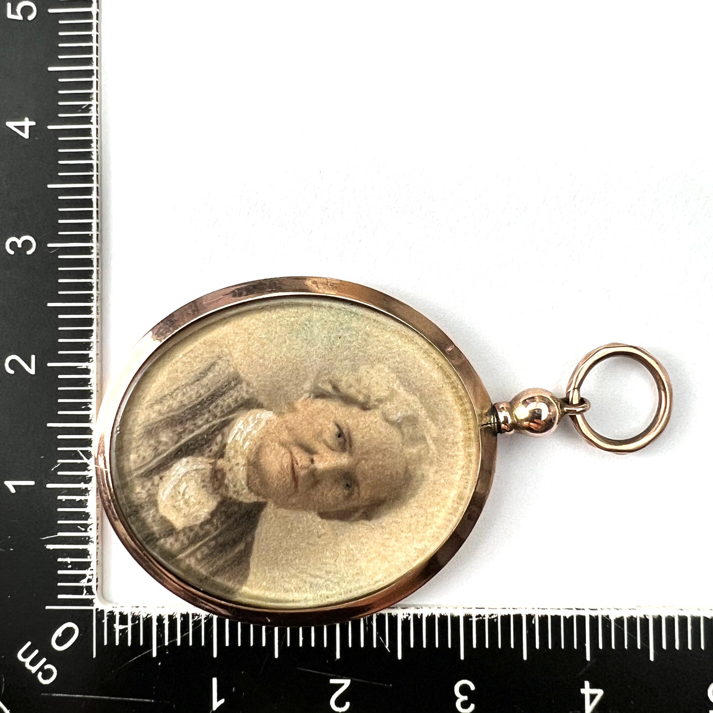 Edwardian 9CT Gold Top Screw Locket Pendant
