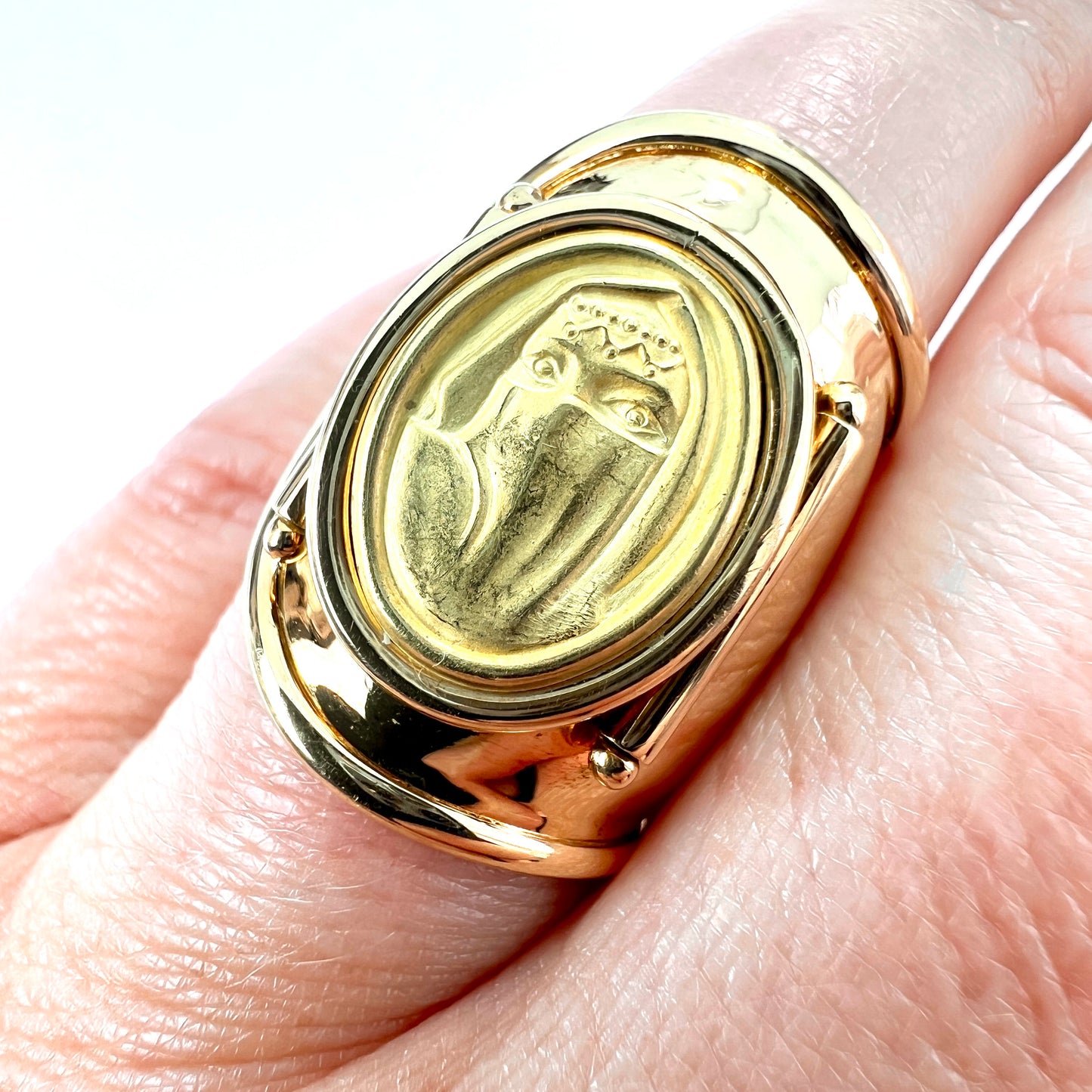 Large Vintage 18CT Gold Veiled Lady Wraparound Ring