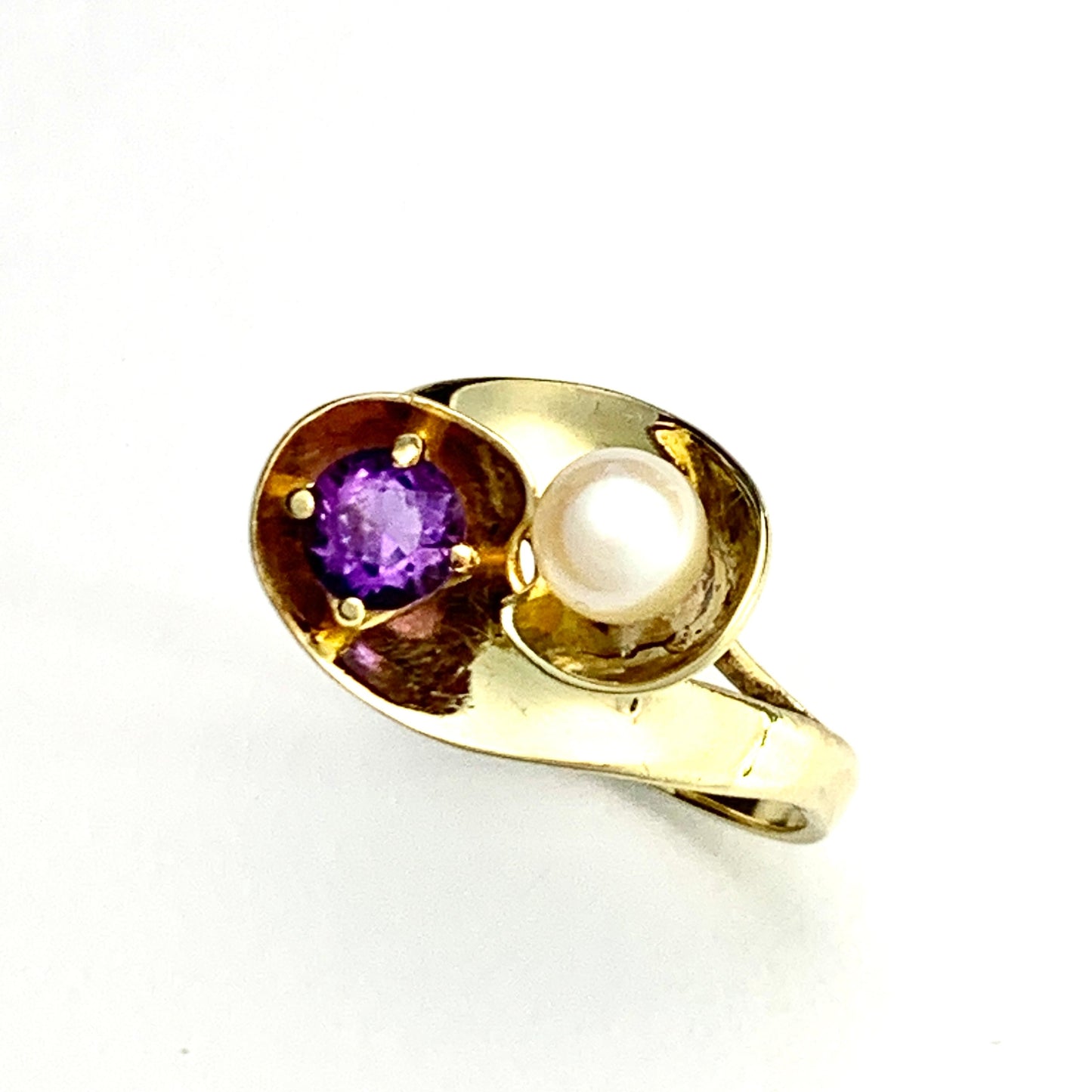 Vintage 14CT Gold Modernist Amethyst and Pearl Crossover Ring
