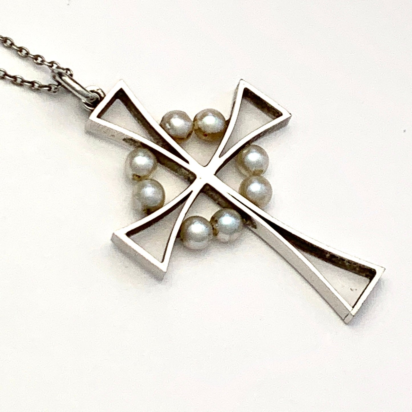 Vintage 9CT White Gold Pearl Crucifix Cross Pendant and Chain Necklace