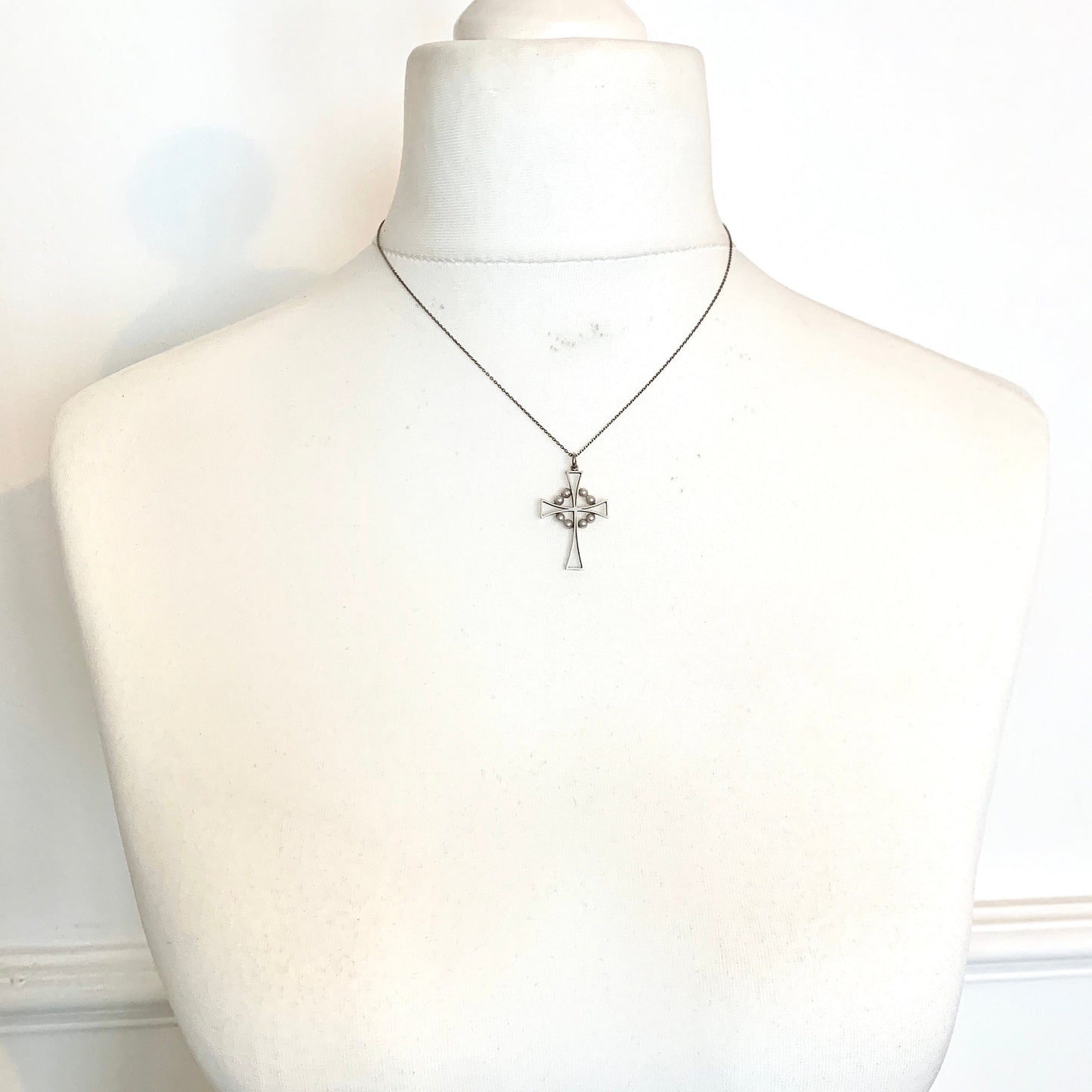 Vintage 9CT White Gold Pearl Crucifix Cross Pendant and Chain Necklace