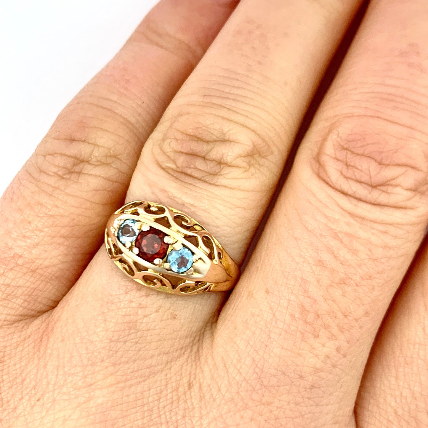 Vintage 18CT Gold Topaz and Garnet Ring