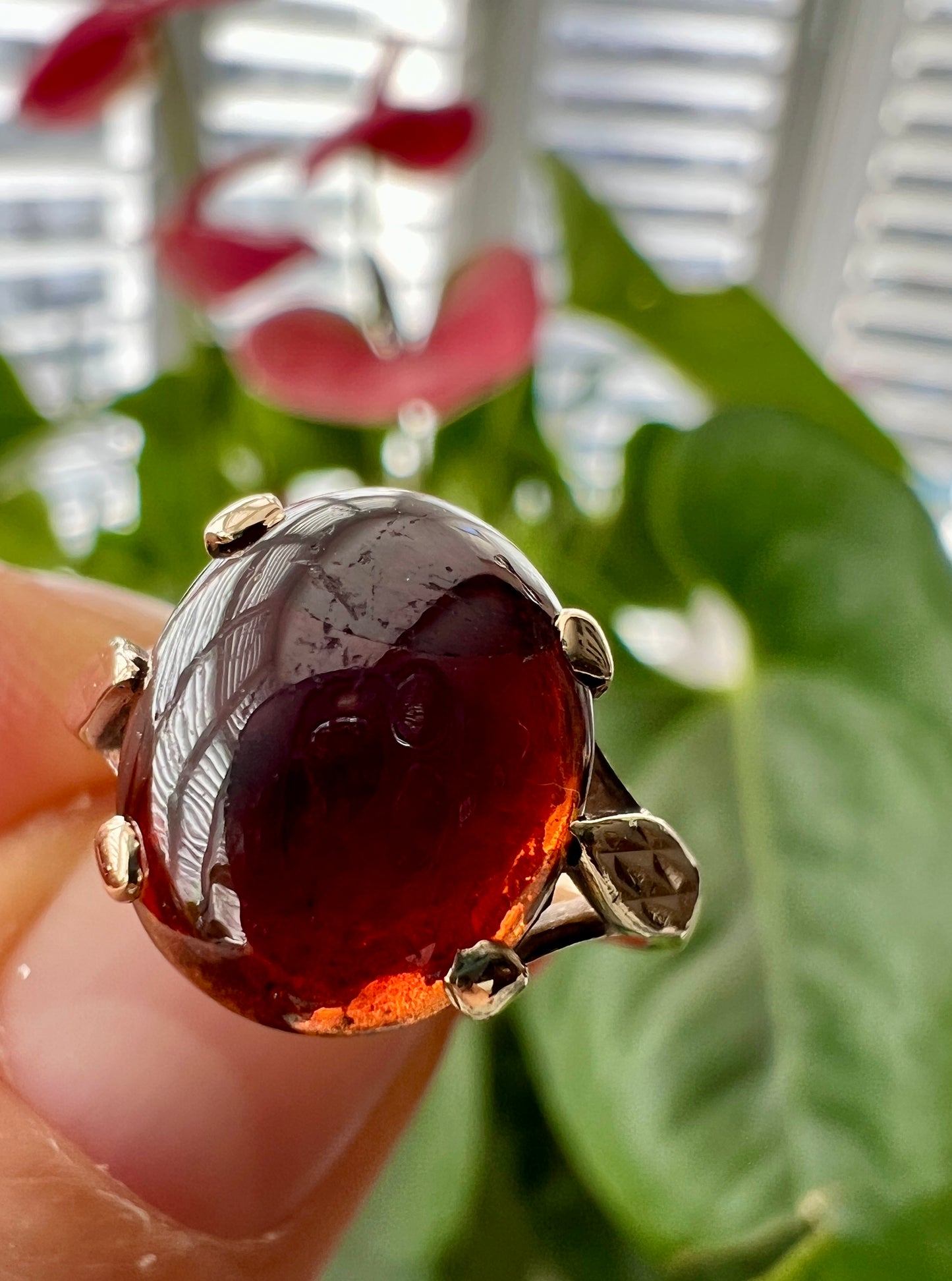 Vintage 9CT Gold Garnet Cabochon Ring