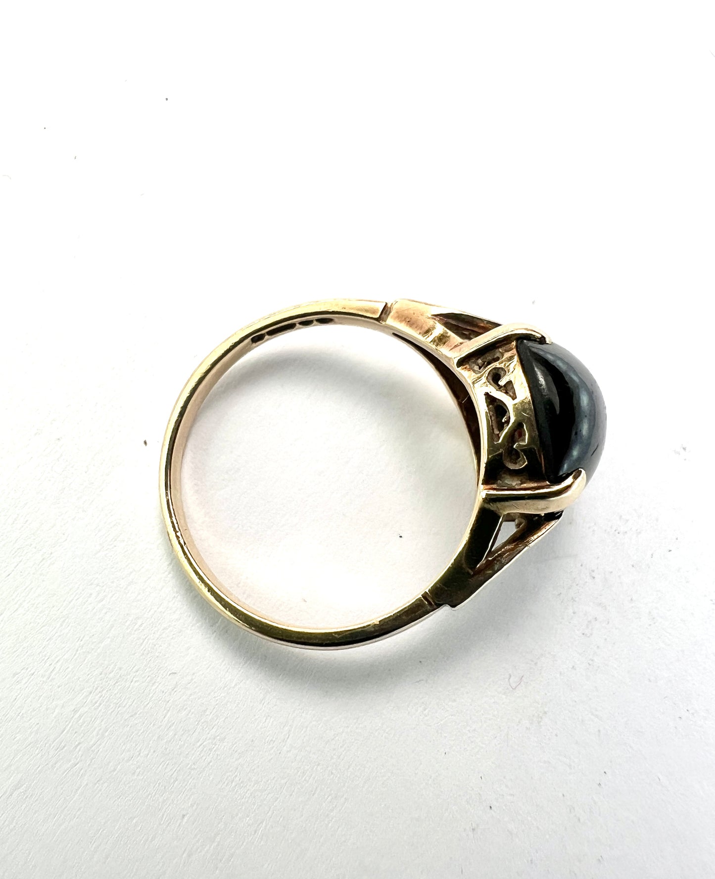 Vintage 9CT Gold Garnet Cabochon Ring