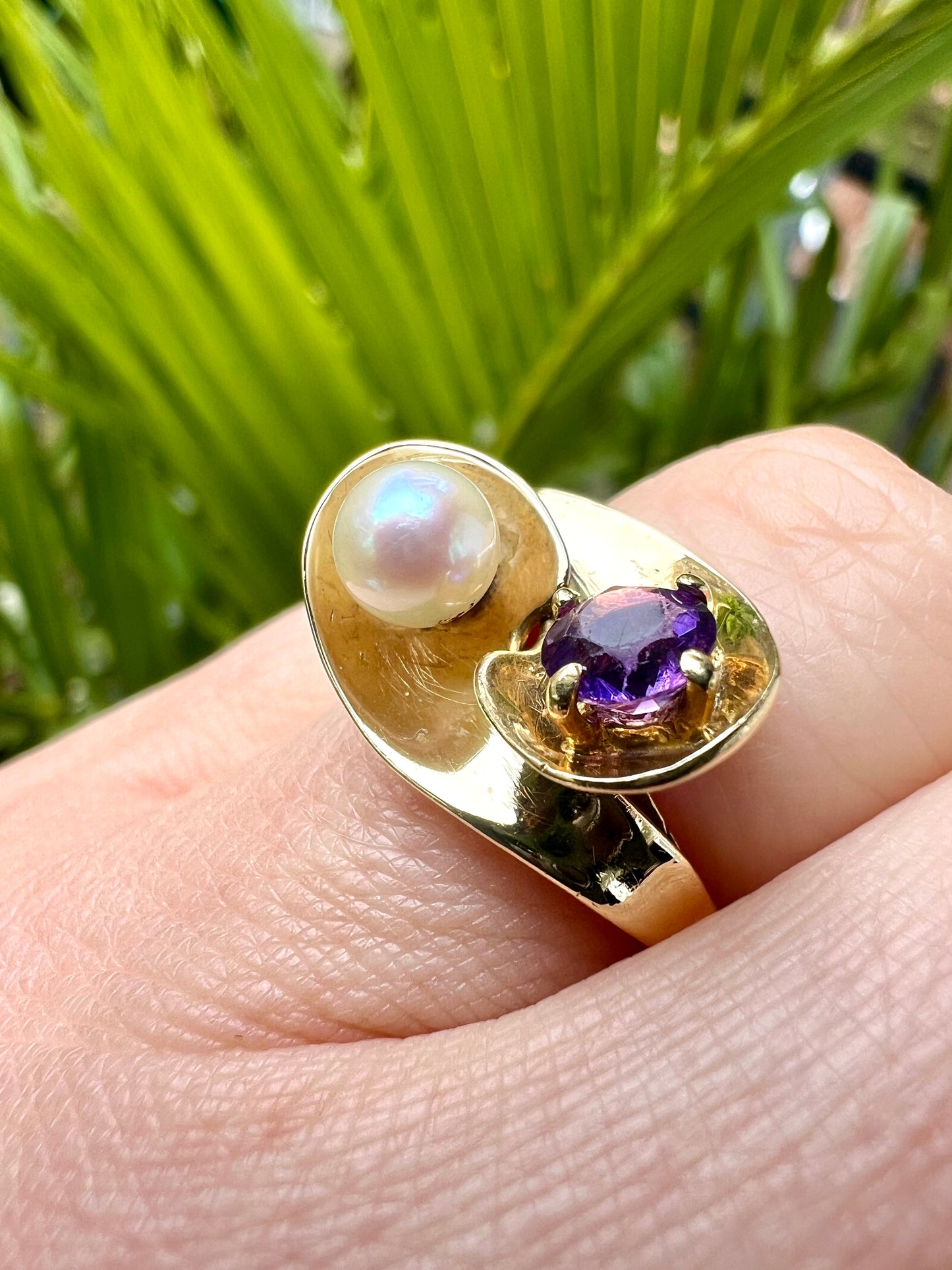 Vintage 14CT Gold Modernist Amethyst and Pearl Crossover Ring