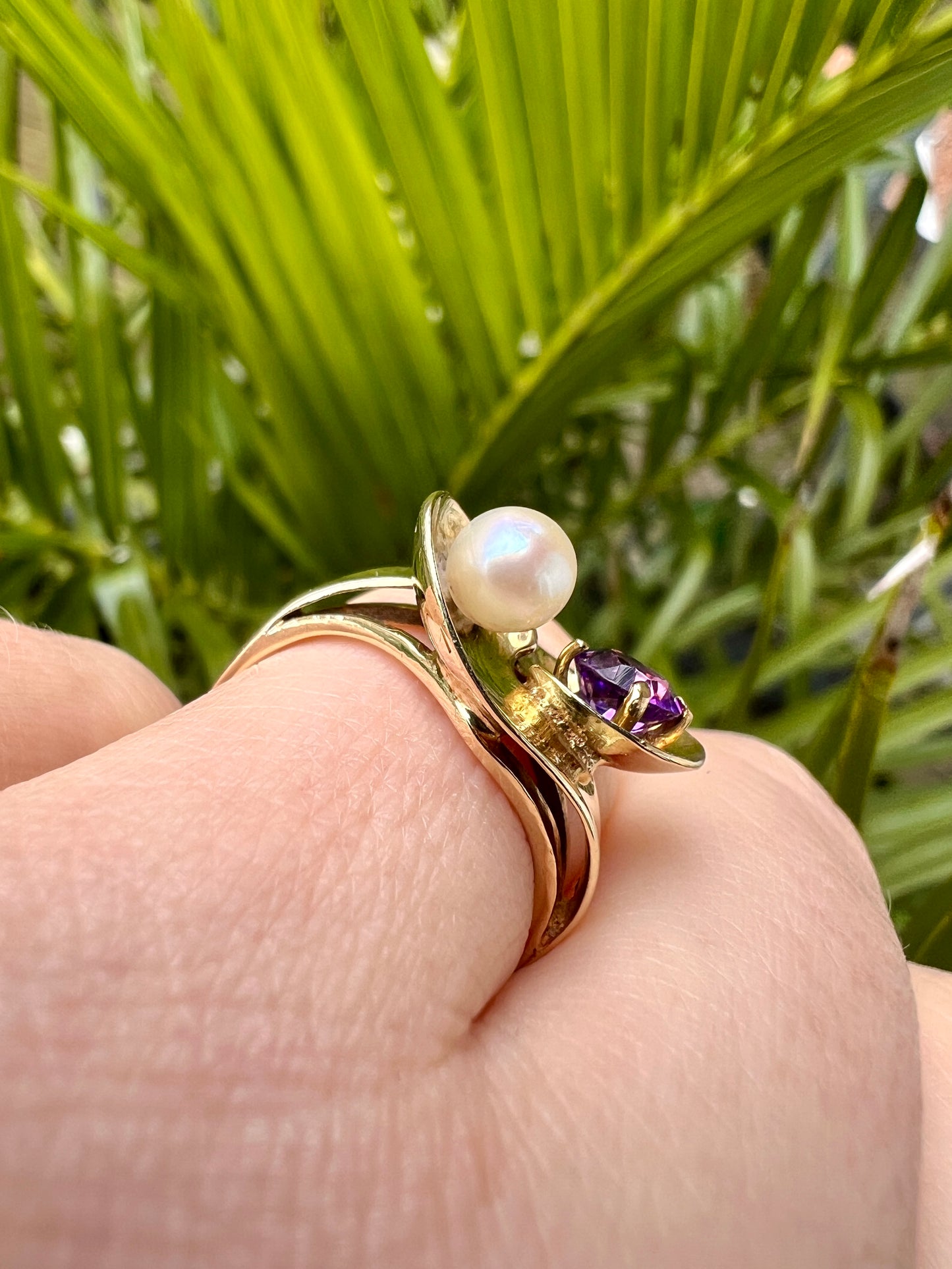Vintage 14CT Gold Modernist Amethyst and Pearl Crossover Ring