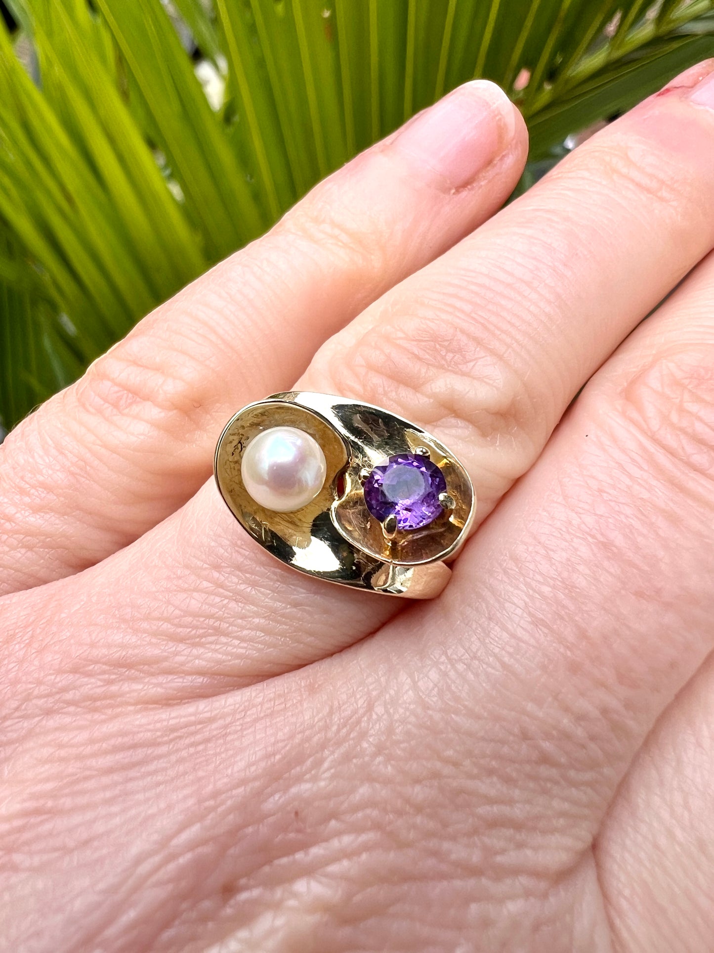 Vintage 14CT Gold Modernist Amethyst and Pearl Crossover Ring