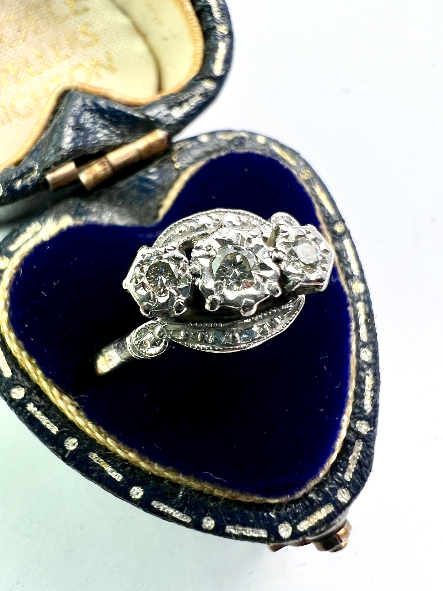 Vintage 18CT Gold Platinum Diamond Trilogy Ring