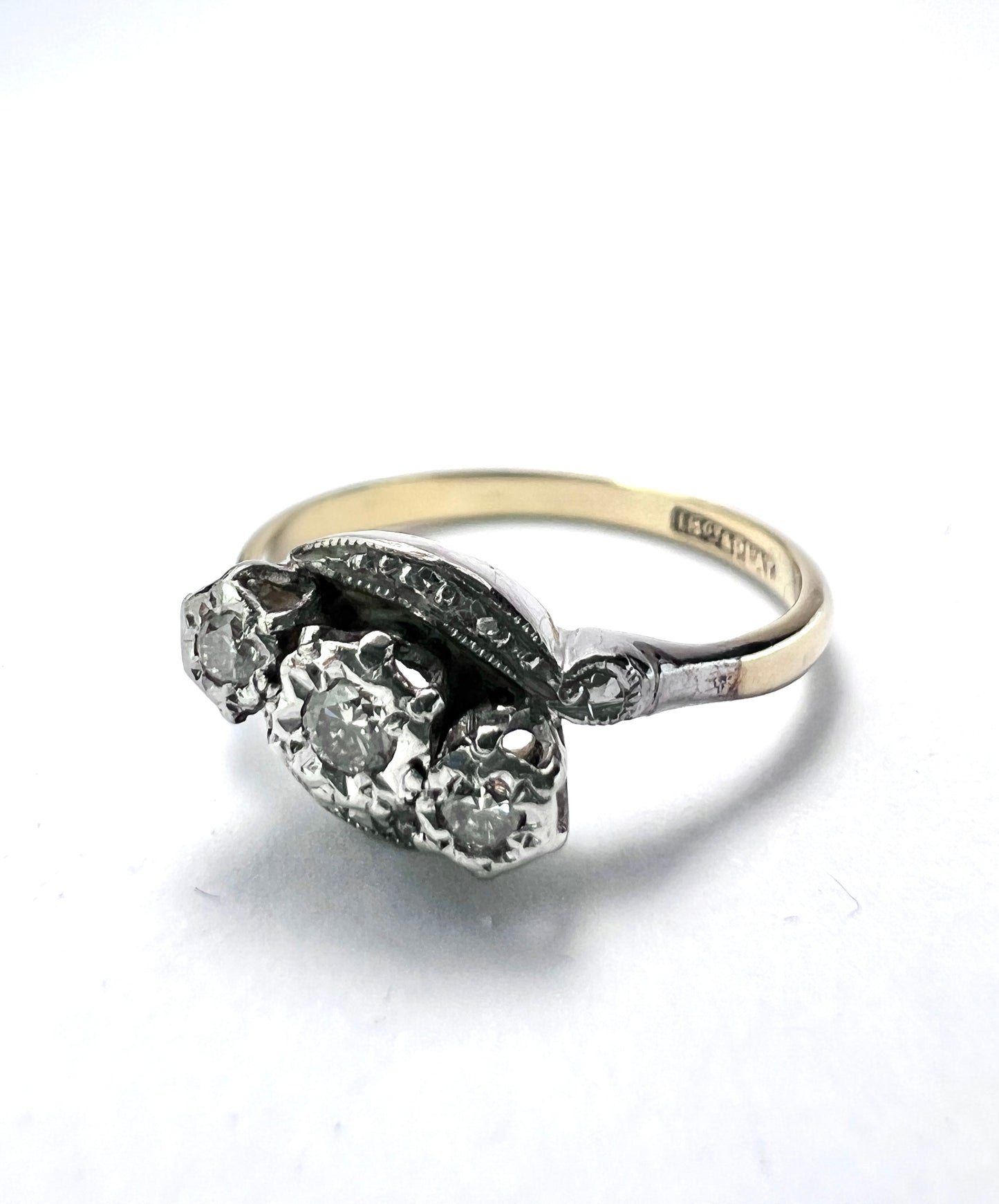 Vintage 18CT Gold Platinum Diamond Trilogy Ring