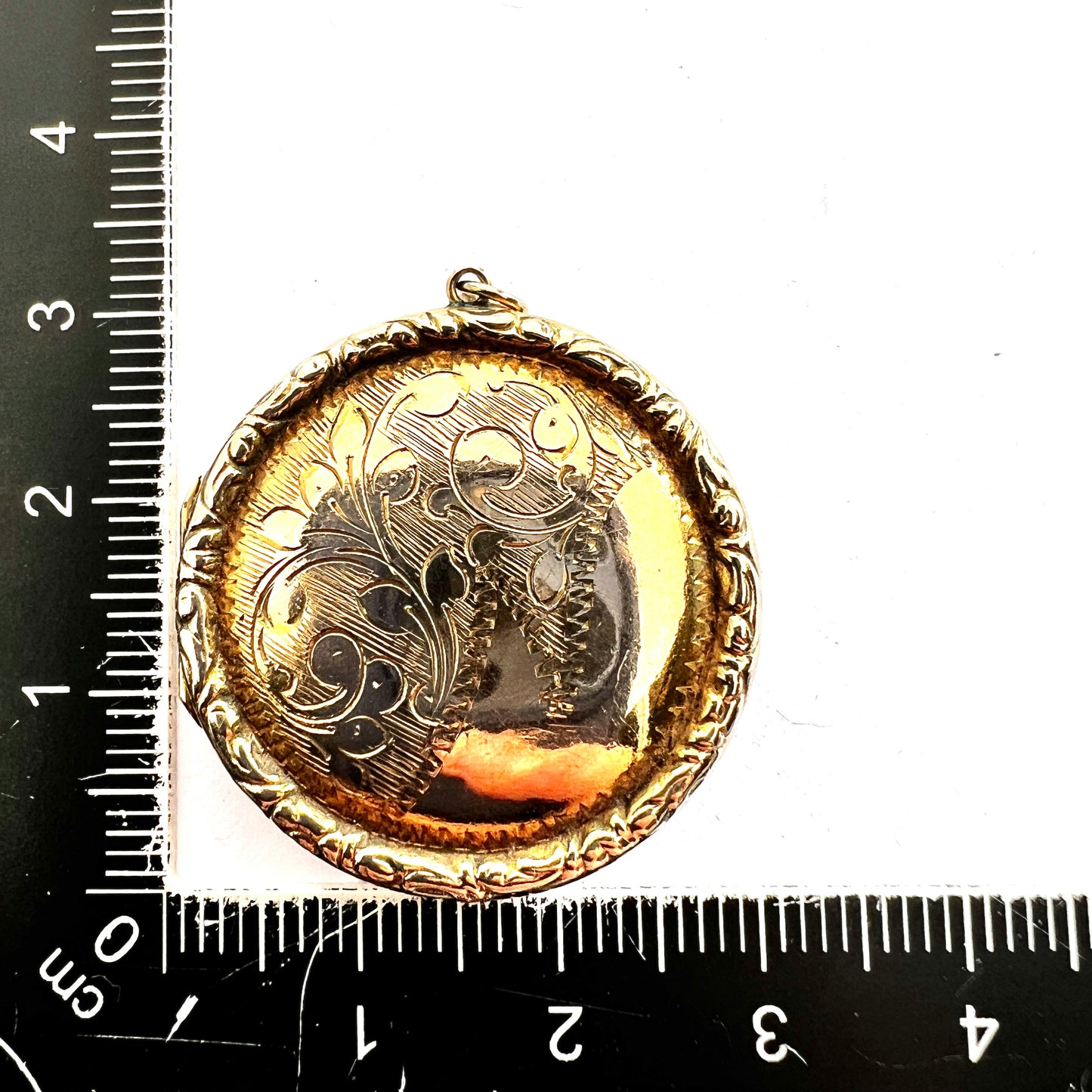 Edwardian 9CT Gold Round Locket Pendant