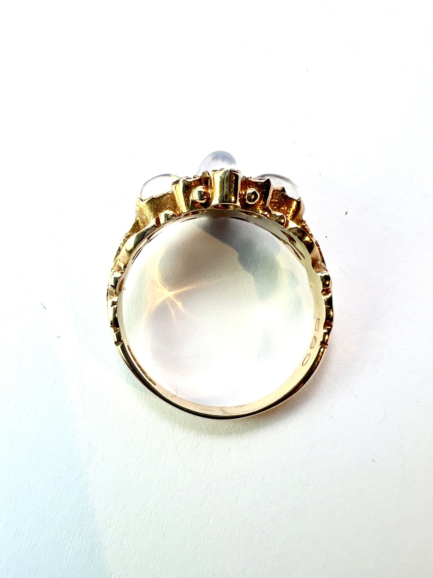 Vintage Sugarloaf Moonstone Ruby 9CT Gold Ring