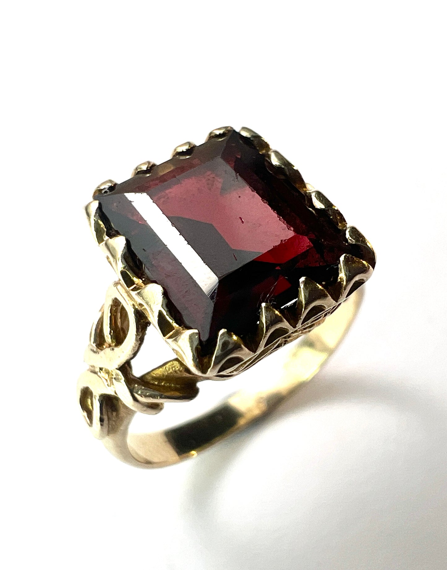 Vintage 9CT Gold Square Garnet Ring