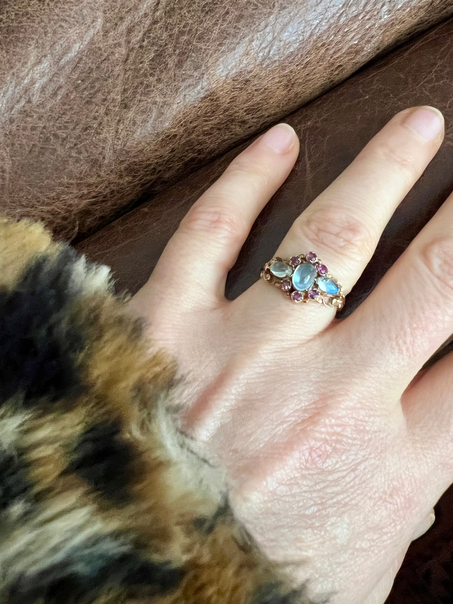 Vintage Sugarloaf Moonstone Ruby 9CT Gold Ring