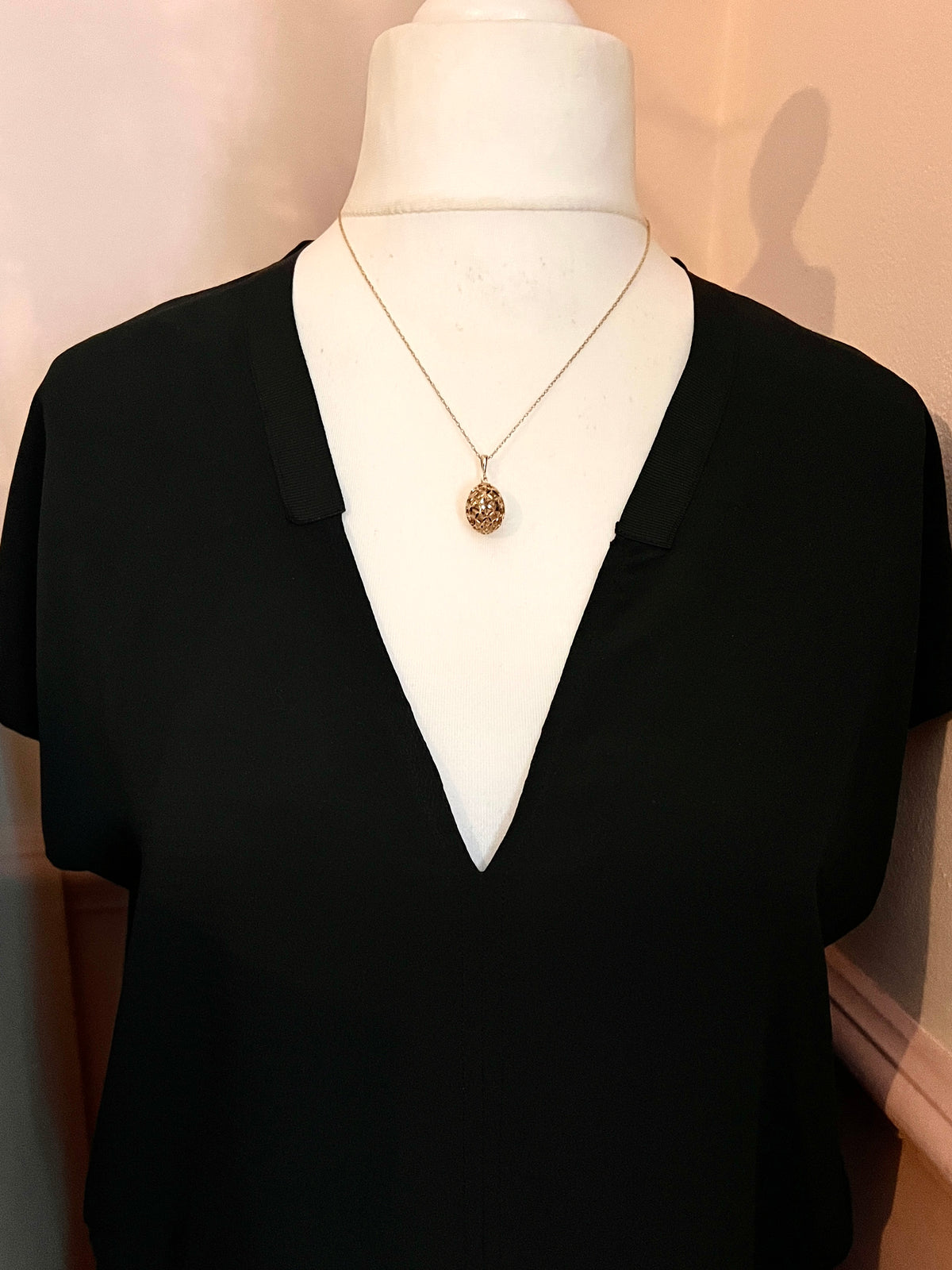 Vintage 9CT Gold Egg Pendant Necklace