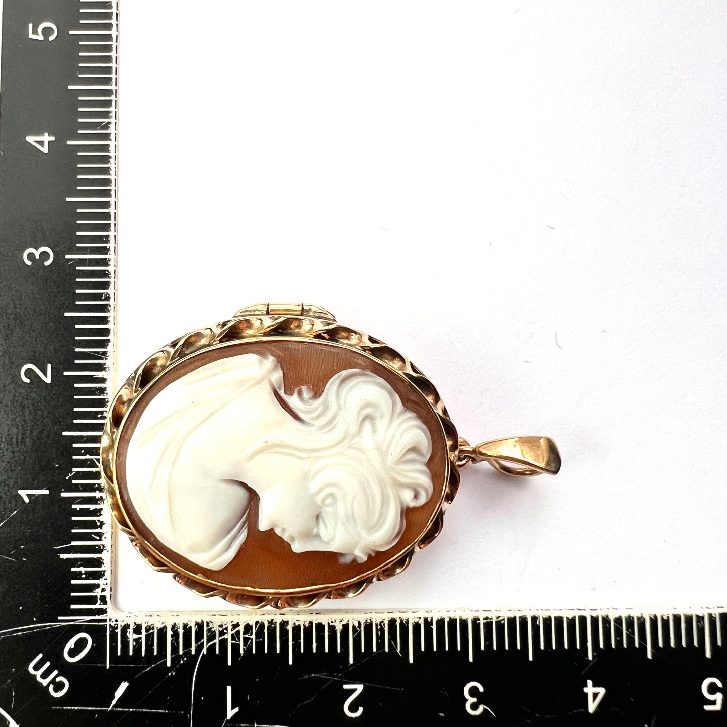 Vintage 9CT Gold Cameo Locket Pendant
