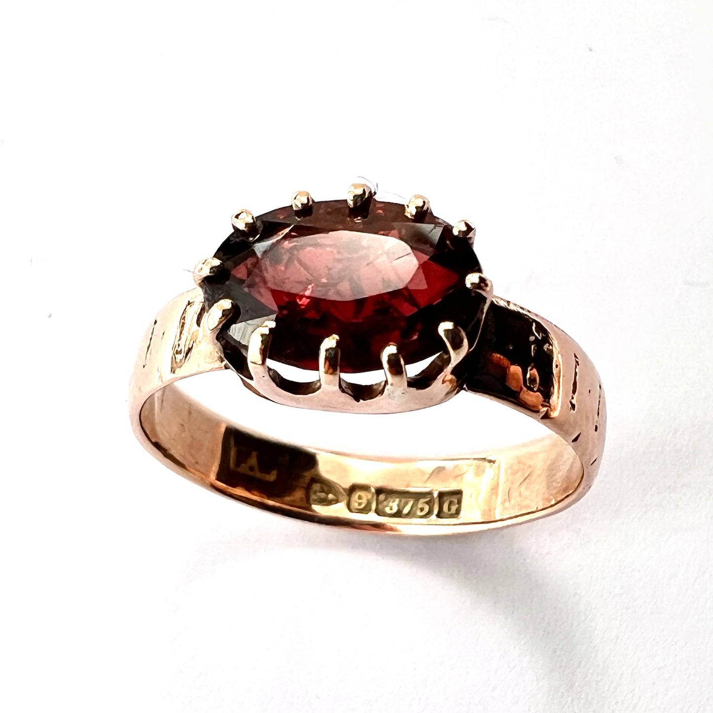 Antique 9CT Gold Garnet Solitaire Ring