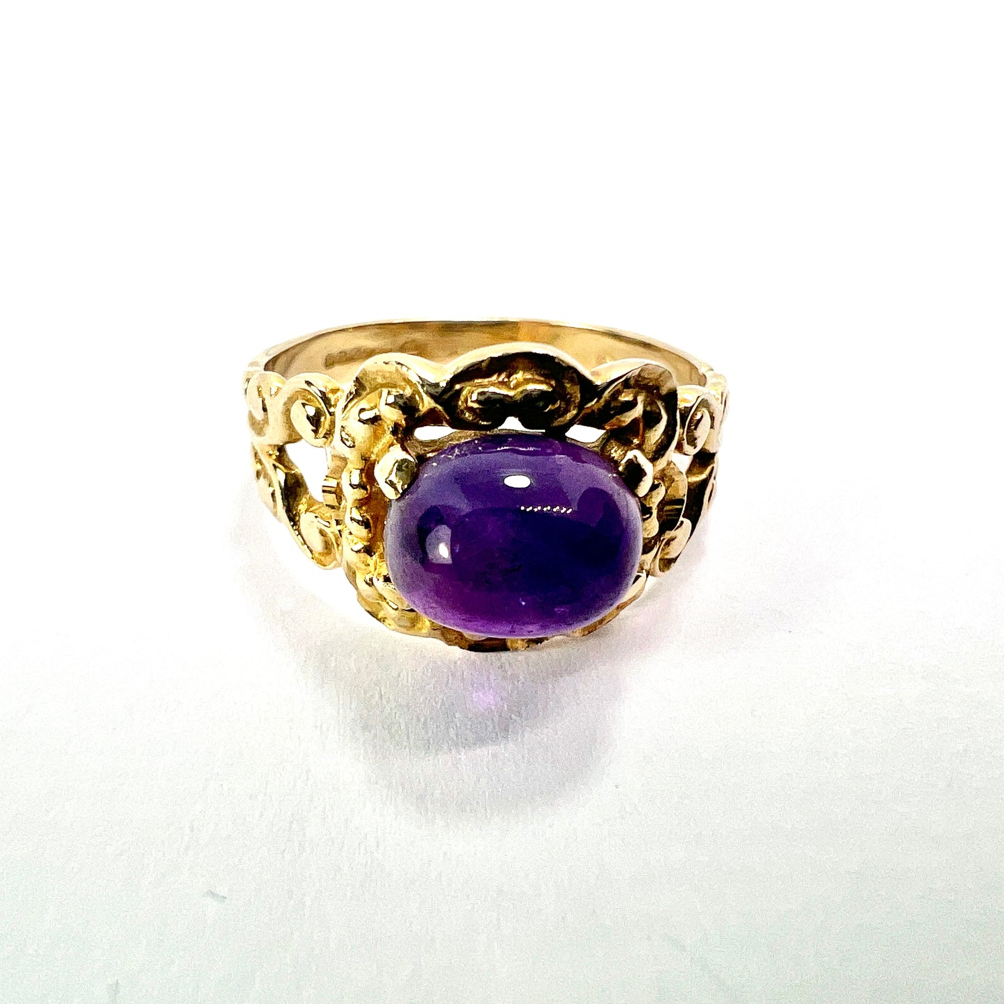 Vintage Sugarloaf Amethyst 9CT Gold Ring
