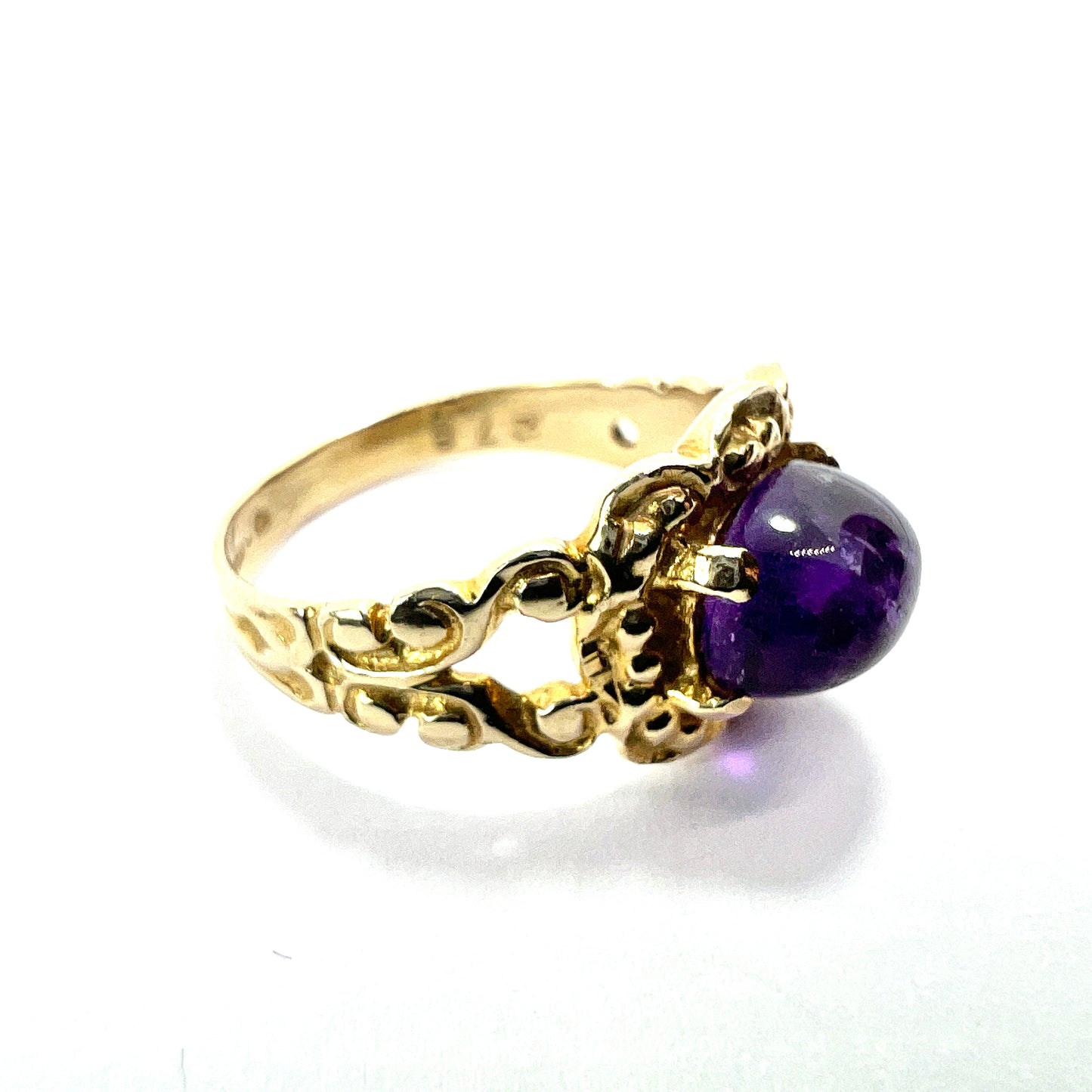 Vintage Sugarloaf Amethyst 9CT Gold Ring