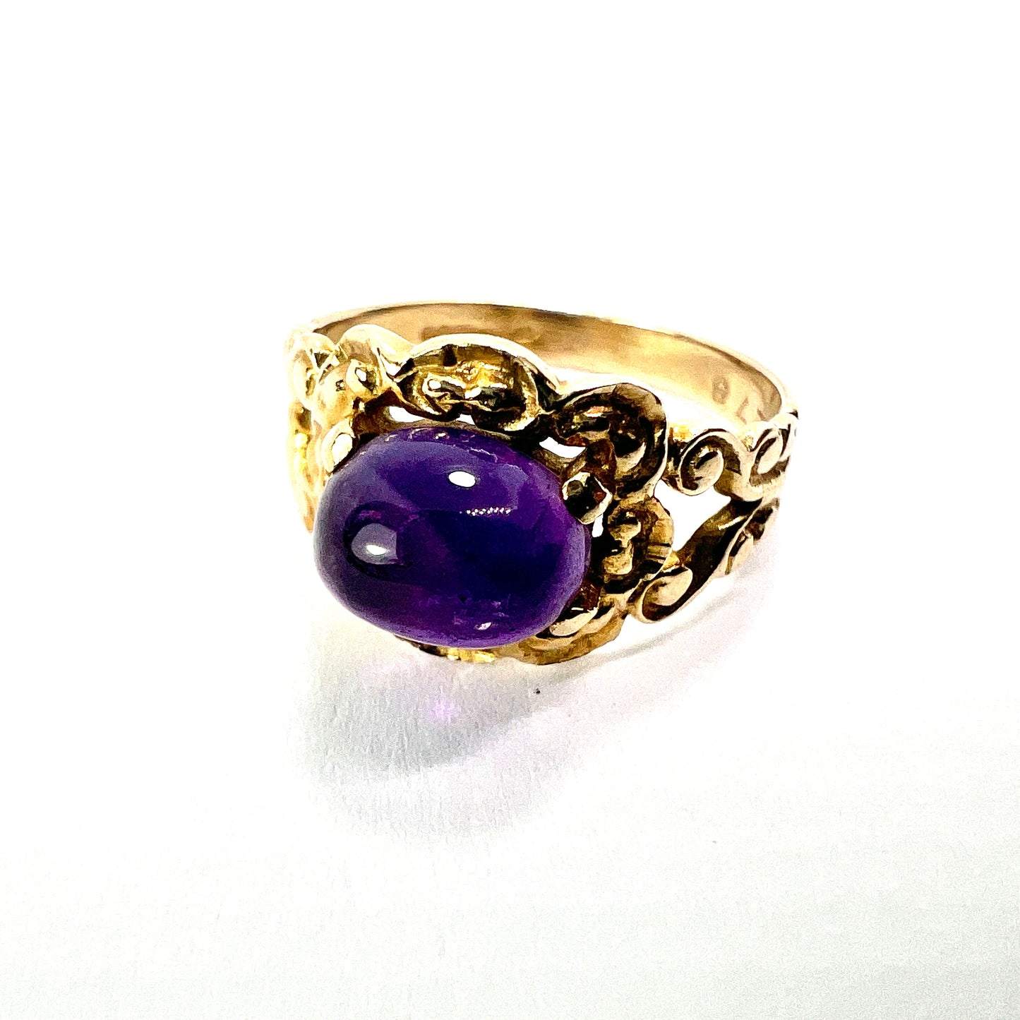Vintage Sugarloaf Amethyst 9CT Gold Ring