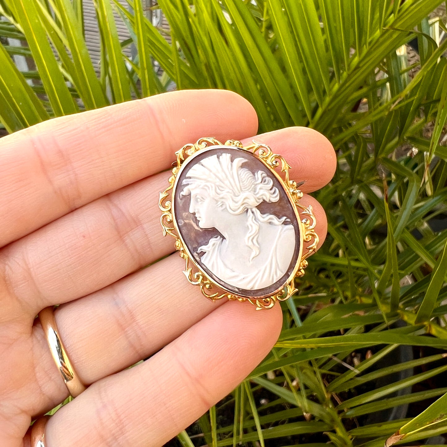 Fine Victorian 9CT Gold Classical Cameo Brooch